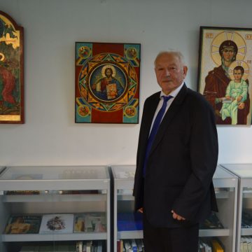 „Vămile văzduhului”, o expoziție a preotului Vasile Trif
