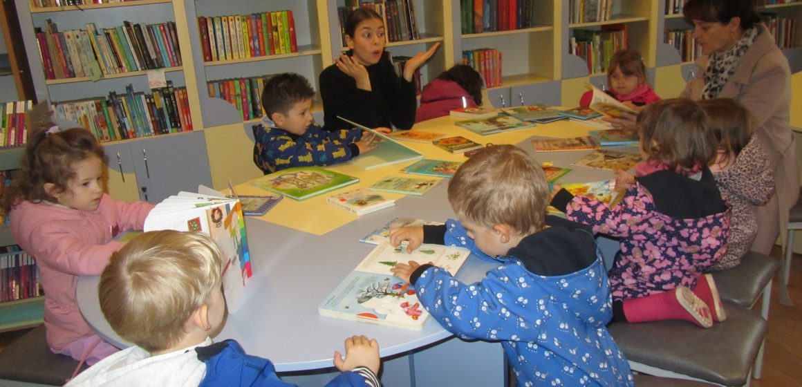 O zi de vacanţă la bibliotecă