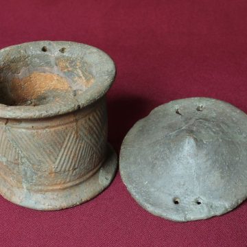 Exponatul săptămânii la Muzeul de Istorie este un vas-pixidă din necropola tumulară de la Lăpuș