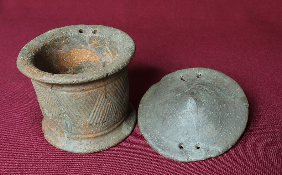 Exponatul săptămânii la Muzeul de Istorie este un vas-pixidă din necropola tumulară de la Lăpuș Exponatul săptămânii la Muzeul de Istorie este un vas-pixidă din necropola tumulară de la Lăpuș