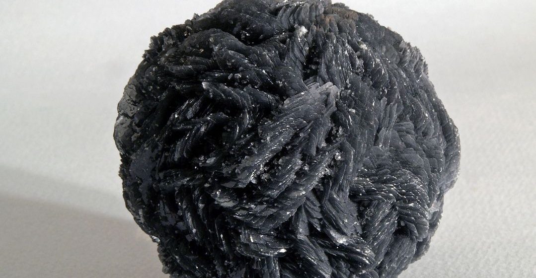 Exponatul săptămânii la Muzeul Județean de Mineralogie este un eșantion deosebit de calcit sferoidal