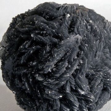 Exponatul săptămânii la Muzeul Județean de Mineralogie este un eșantion deosebit de calcit sferoidal Exponatul săptămânii la Muzeul Județean de Mineralogie este un eșantion deosebit de calcit sferoidal