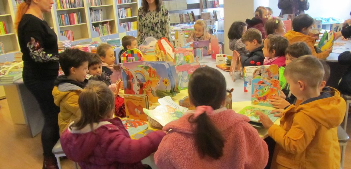 Prichindei la bibliotecă