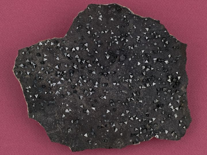 Un eșantion din freibergit și calcit de la Herja, exponatul săptămânii la Mineralogie Un eșantion din freibergit și calcit de la Herja, exponatul săptămânii la Mineralogie