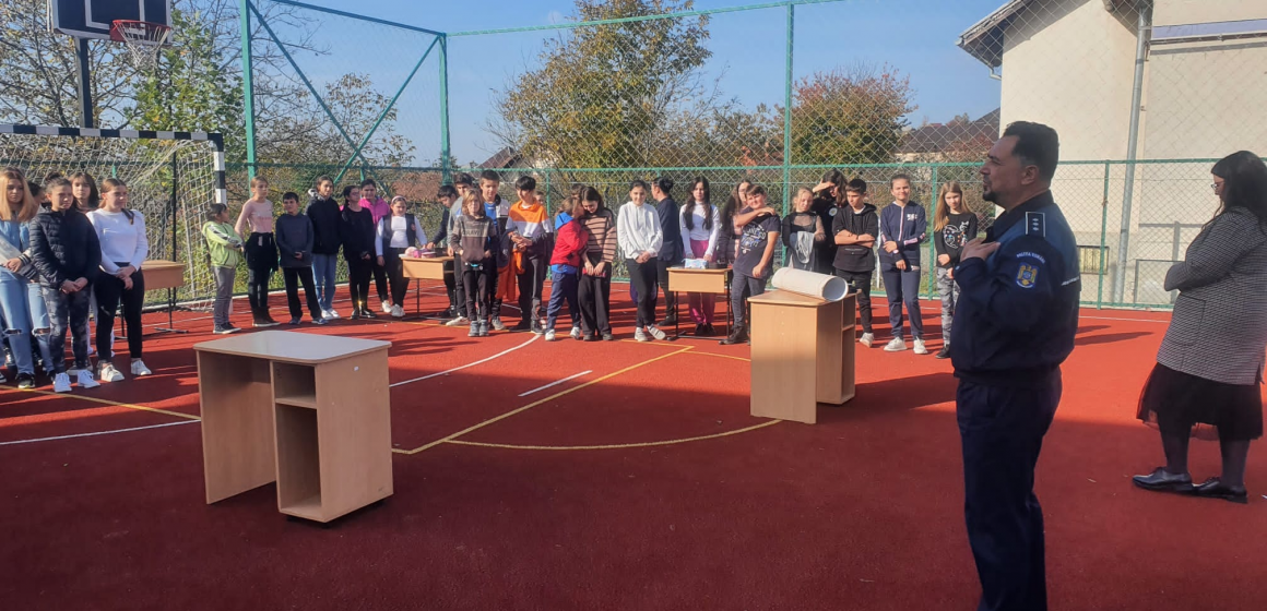 Polițiști în vizită la școala din Groși