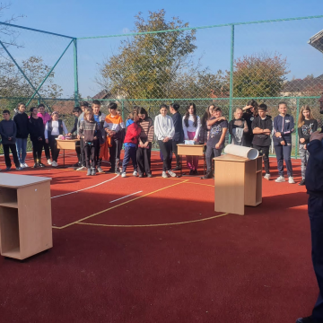 Polițiști în vizită la școala din Groși