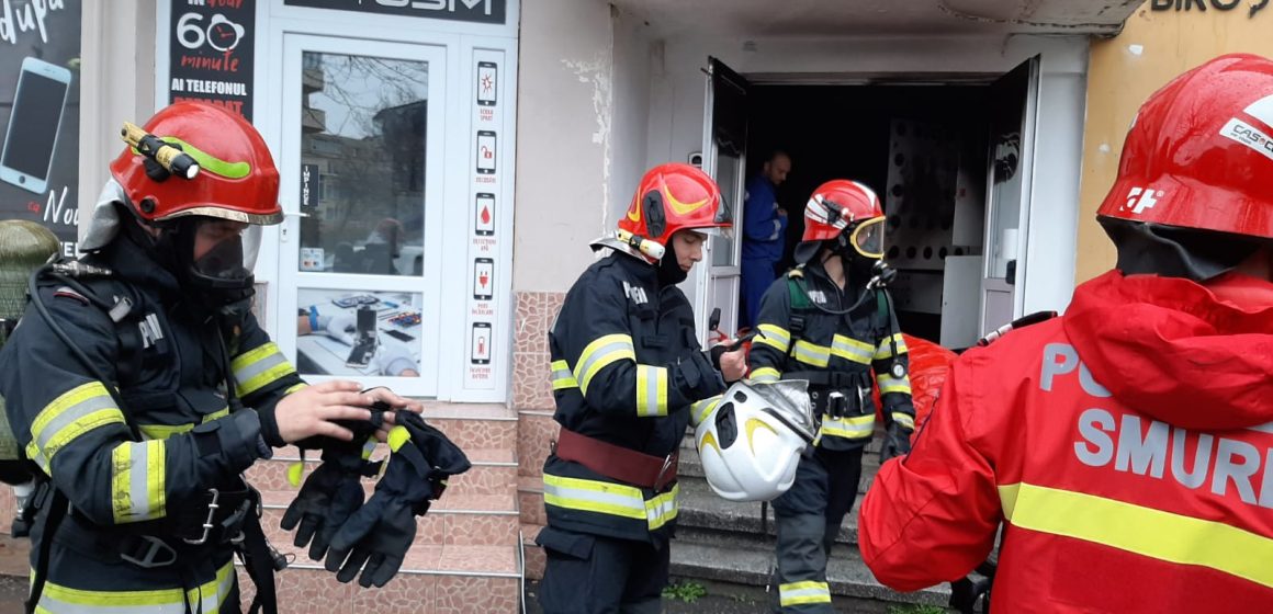 Galerie foto | Incendiu la un panou electric din scara unui bloc
