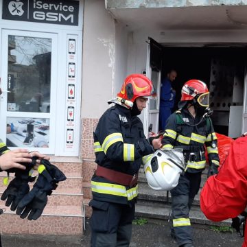 Galerie foto | Incendiu la un panou electric din scara unui bloc Galerie foto | Incendiu la un panou electric din scara unui bloc