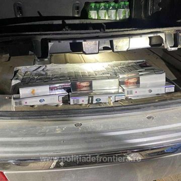 Țigări de contrabandă ascunse în podeaua mașinii