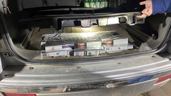 Țigări de contrabandă ascunse în podeaua mașinii