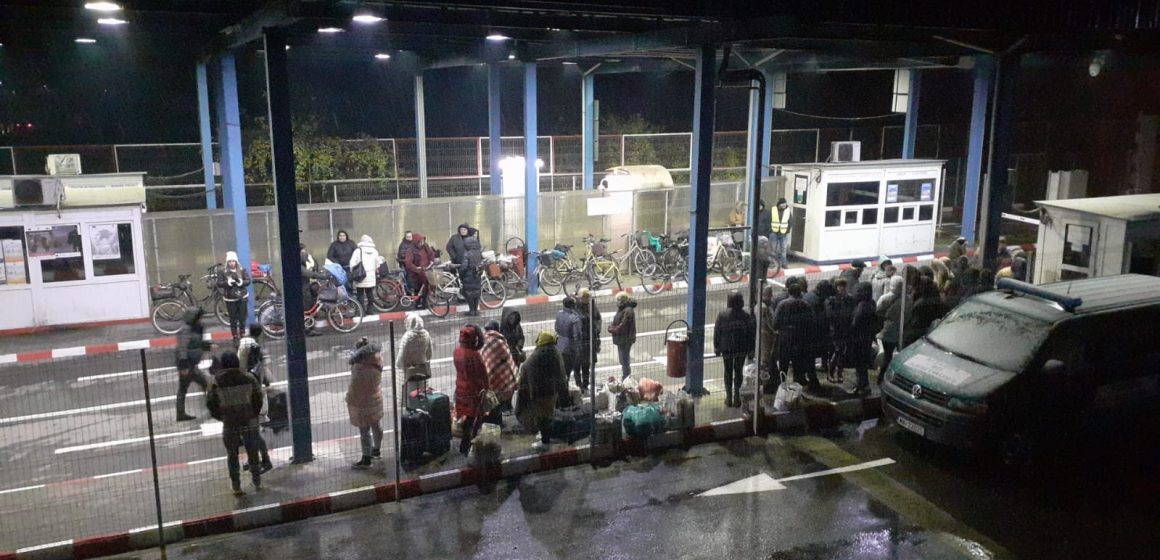 Impas la graniță – mai multe persoane nu pot trece în Ucraina fiindcă în vama din țara vecină nu e curent