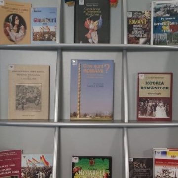Expoziție de carte dedicată Zilei Naționale
