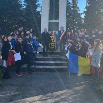 Elevii și copiii din Tulgheș și Mireșu mare au depus coroane la monumentele eroilor Elevii și copiii din Tulgheș și Mireșu mare au depus coroane la monumentele eroilor