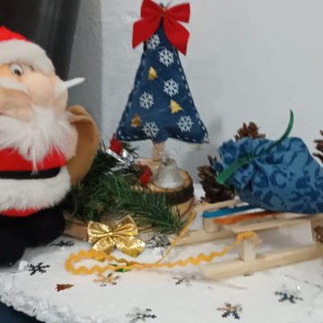 Munca este în toi în atelierul de creație de la Centrul de Primire în Regim de Urgență Sighetu Marmației, din cadrul DGASPC Maramureș