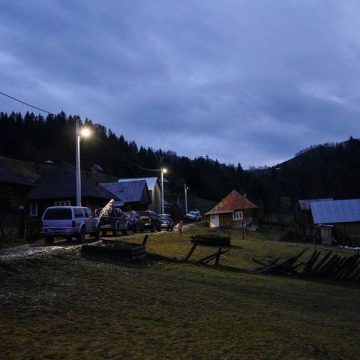 Pentru prima dată, locuitorii din cătunul Cornățea, comuna Poienile de sub Munte, au acces la electricitate Pentru prima dată, locuitorii din cătunul Cornățea, comuna Poienile de sub Munte, au acces la electricitate