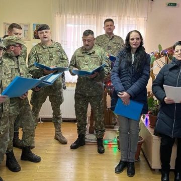 Copii de la Case de Tip Familial din Baia Mare din cadrul DGASPC Maramureș au fost colindați de militari din Batalionul 813 Infanterie Maramureș