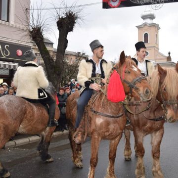 Cea de-a 54-a ediție a Festivalului de datini și obiceiuri de iarnă Marmația a debutat cu alaiul grupurilor de colindători Cea de-a 54-a ediție a Festivalului de datini și obiceiuri de iarnă Marmația a debutat cu alaiul grupurilor de colindători