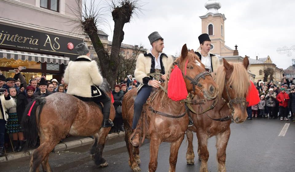 Cea de-a 54-a ediție a Festivalului de datini și obiceiuri de iarnă Marmația a debutat cu alaiul grupurilor de colindători