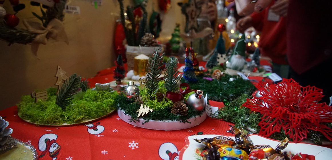 Video | Târg de Crăciun de succes organizat în scop caritabil la Școala Gimnazială Nicolae Iorga din Baia Mare