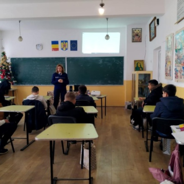 Discuții între polițiști și elevi Discuții între polițiști și elevi