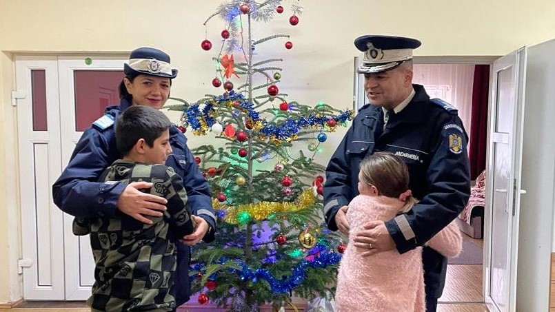 Jandarmii maramureșeni au fost mesagerii lui Moş Crăciun Jandarmii maramureșeni au fost mesagerii lui Moş Crăciun