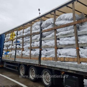 Aproape 33 de tone de haine second-hand oprite la graniță