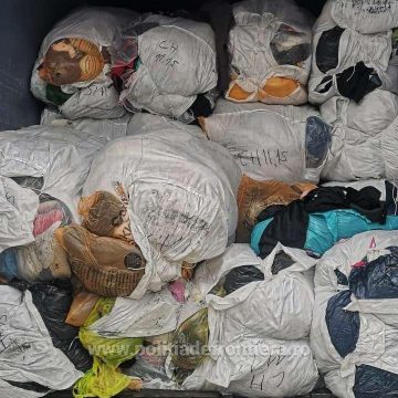 Peste 35 de tone de haine second-hand oprite la intrarea în țară