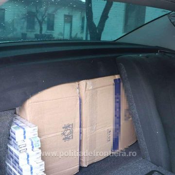 Mașină burdușită cu țigări de contrabandă Mașină burdușită cu țigări de contrabandă