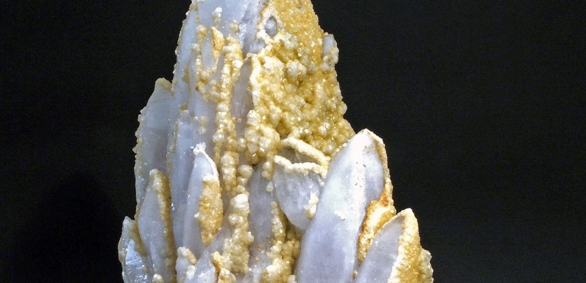 Un eșantion format din cuarţ și calcit este exponatul săptămânii la Mineralogie