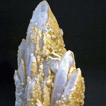 Un eșantion format din cuarţ și calcit este exponatul săptămânii la Mineralogie Un eșantion format din cuarţ și calcit este exponatul săptămânii la Mineralogie