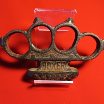 Exponatul săptămânii la Muzeul Județean de istorie este un obiect de lovire din fier de tip knuckle duster Exponatul săptămânii la Muzeul Județean de istorie este un obiect de lovire din fier de tip knuckle duster