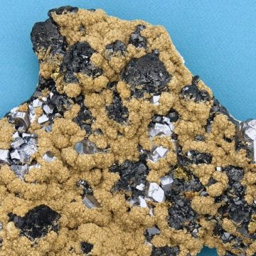 Exponatul săptămânii la Muzeul Județean de Mineralogie este un eșantion de galenă, blendă, calcit și calcopirită Exponatul săptămânii la Muzeul Județean de Mineralogie este un eșantion de galenă, blendă, calcit și calcopirită