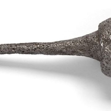 Exponatul săptămânii la Muzeul de Istorie este un cui de construcție mai deosebit provenind din castrul roman de la Coștiui Exponatul săptămânii la Muzeul de Istorie este un cui de construcție mai deosebit provenind din castrul roman de la Coștiui