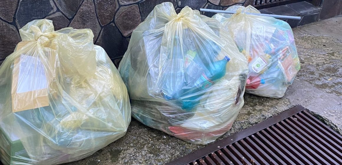 În comunitățile din Maramureșul Istoric care s-au înscris în proiectul ADIGIDM Maramureș de colectare a deșeurilor reciclabile din poartă în poartă selectează exemplar