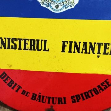Reclamă din metal “Debit de băuturi spirtoase” din perioada interbelică este exponatul săptămânii la Muzeul Județean de Istorie