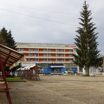 În locul Pieței Revoluției din Baia Mare era un deal, cândva cimitir și a fost donat orașului pentru amenajarea unei piețe În locul Pieței Revoluției din Baia Mare era un deal, cândva cimitir și a fost donat orașului pentru amenajarea unei piețe