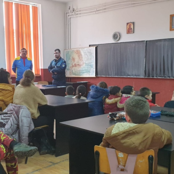 Discuții ale elevilor cu polițiștii pe tema violenței în școli Discuții ale elevilor cu polițiștii pe tema violenței în școli