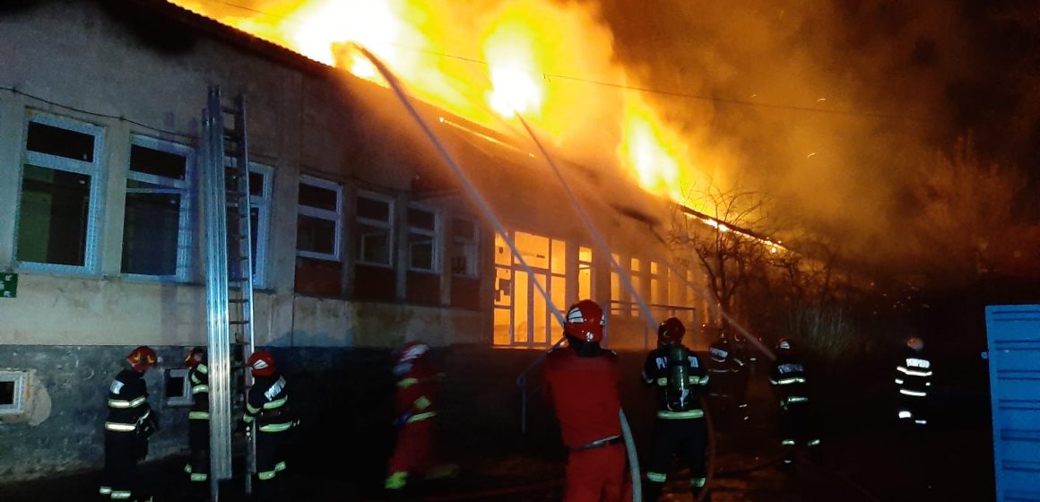 Video & galerie foto | Acoperișul cantinei Colegiului Transilvania, cuprins de flăcări