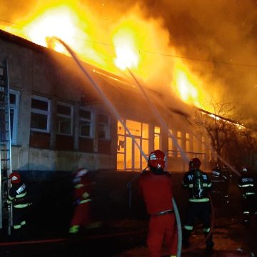 Video & galerie foto | Acoperișul cantinei Colegiului Transilvania, cuprins de flăcări