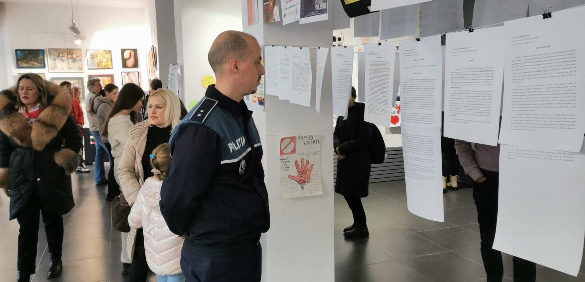 Video | Expoziție de Ziua Internațională a Nonviolenței în Școală la Galeria UAP din Baia Mare