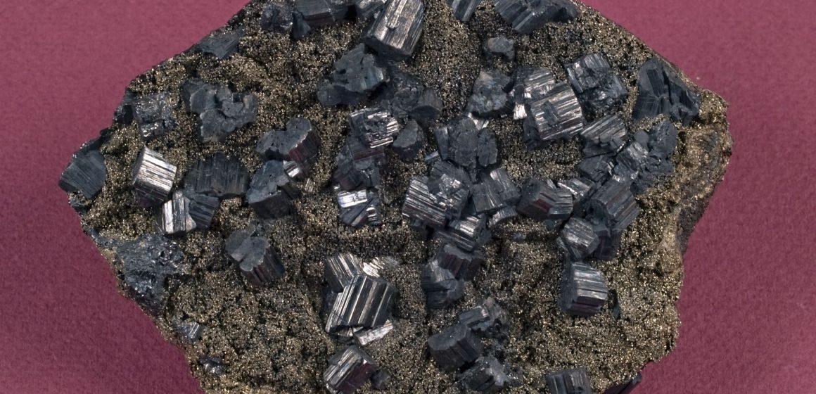 O ”floare” de bournonit cu marcasită – exponatul săptămânii la Muzeul de Mineralogie