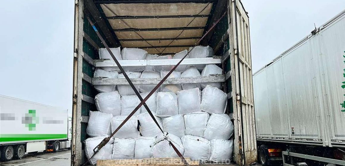 Peste 35 de tone de deșeuri oprite la intrarea în țară Peste 35 de tone de deșeuri oprite la intrarea în țară