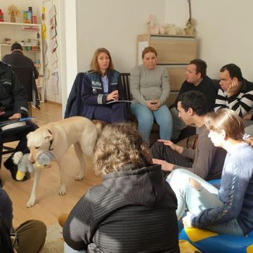 DGASPC Maramureș: Tinerii care frecventează Centrul de Zi pentru Persoane cu Dizabilități Griviței Baia Mare, la întâlnire cu polițiștii și jandarmii maramureșeni