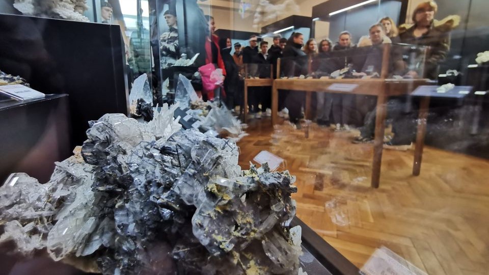 Muzeul Județean de Mineralogie prezent la expoziția națională itinerantă „Zestrea minerală a României”