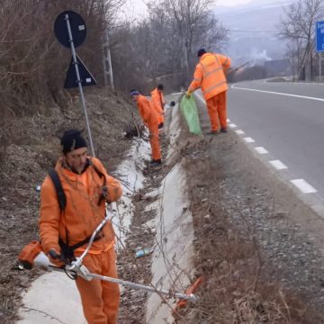 Acțiuni de curățenie și cosire a vegetației uscate pe drumurile județene din Maramureș