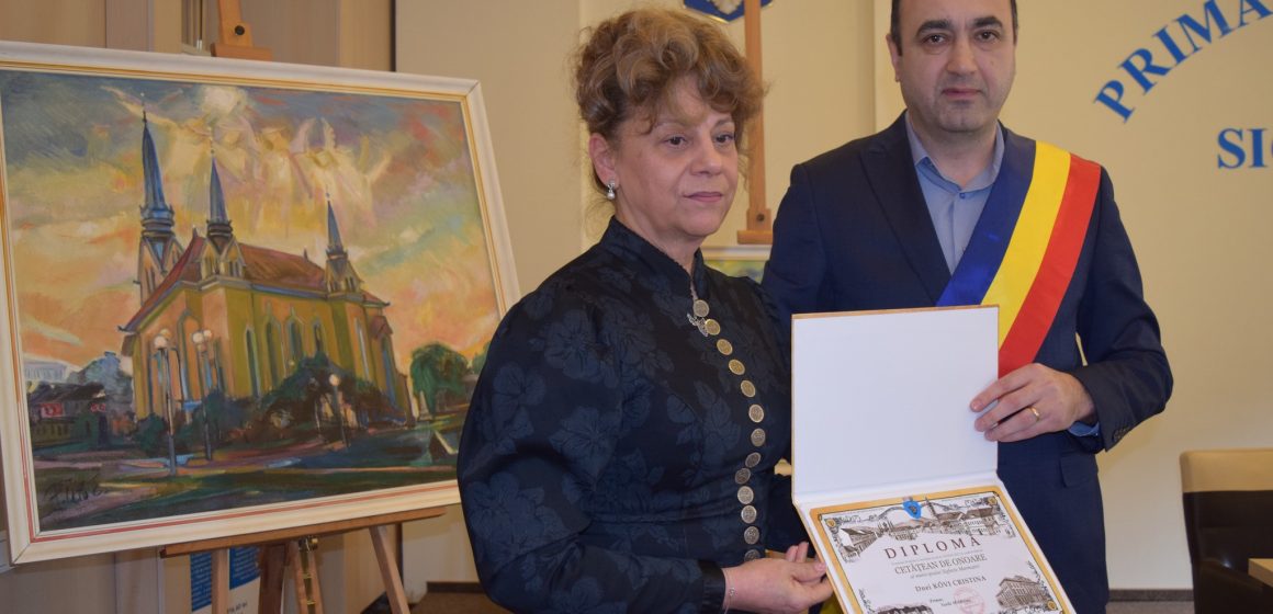 Primarul municipiului Sighetu Marmației a conferit titlul de Cetățean de onoare profesoarei de dans Krisztina Kővy și titlul de Cetățean de onoare post-mortem pictorului Péter Ütő Erzsébet.