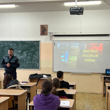 Polițiști la discuții cu elevii