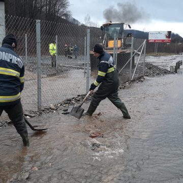 Video & galerie foto | Intervenție a pompierilor la ieșirea din Cavnic pentru îndepărtarea aluviunilor