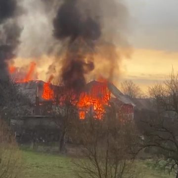 Video & galerie foto | Gospodărie cuprinsă de flăcări în Recea