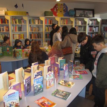Copii în vizită la bibliotecă